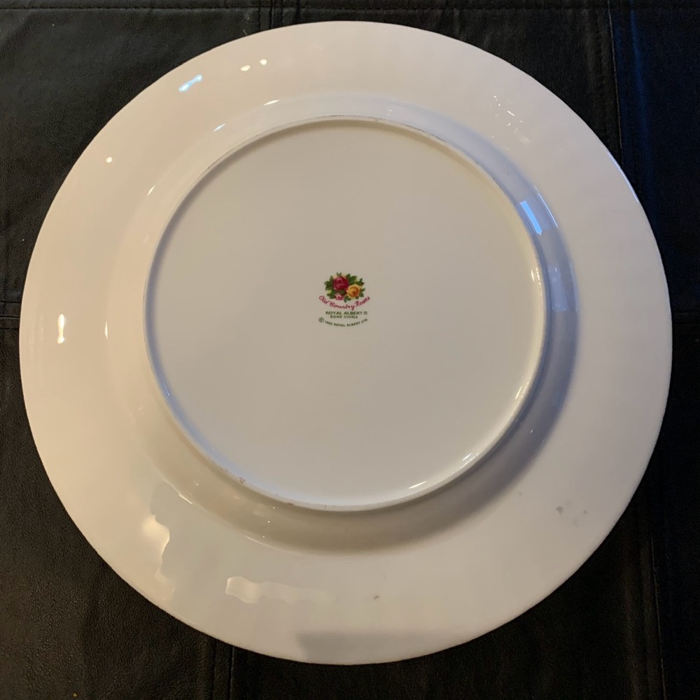 LN ROYAL ALBERT OLD COUNTRY ROSES BONE CHINA DINNER PLATES. EDGED IN 22K GOLD♥️ - Picture 2 of 4